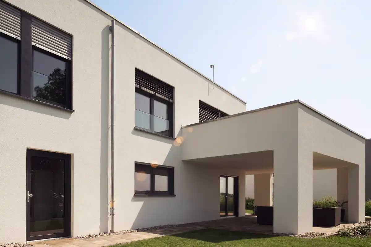 Moderne Architektur eines weißen Wohnhauses mit großen Fenstern