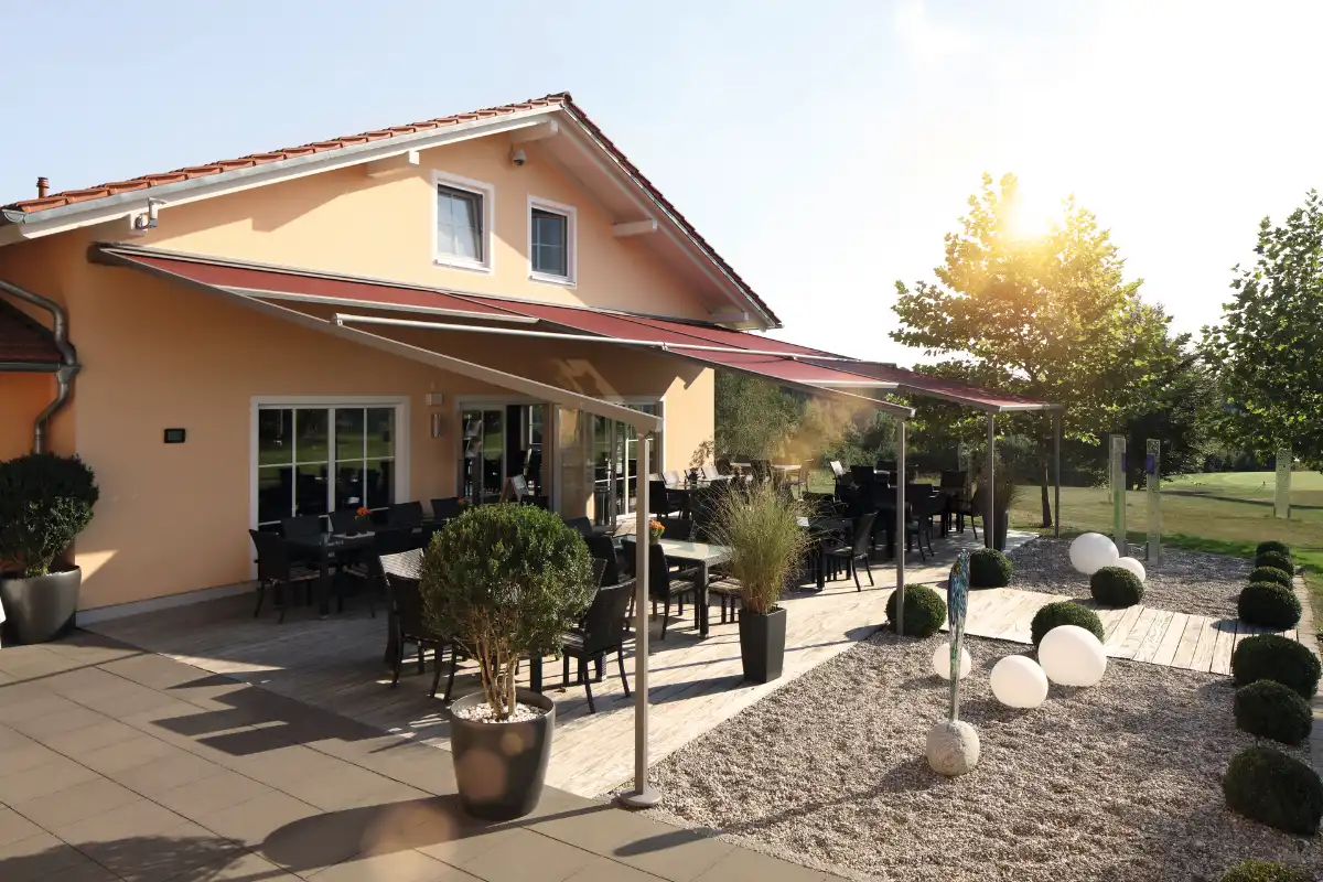 Terrasse mit Pergolamarkise Sonnige Terrasse mit moderner Pergolamarkisen