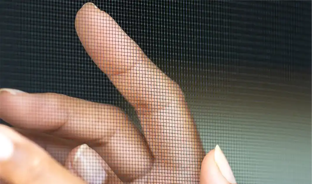 Finger an Insektenschutzgitter aus Fiberglas