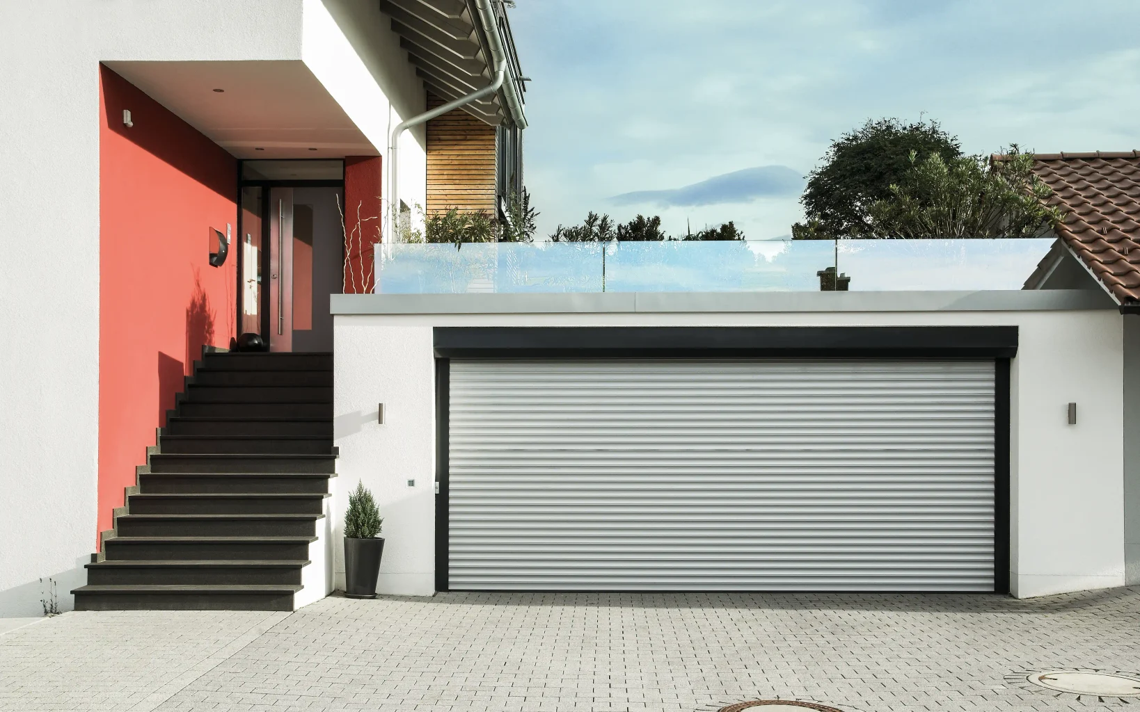 Modernes Haus mit breiter Garage mit Garagentor