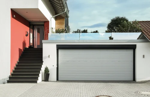 Modernes Haus mit breiter Garage mit Garagentor